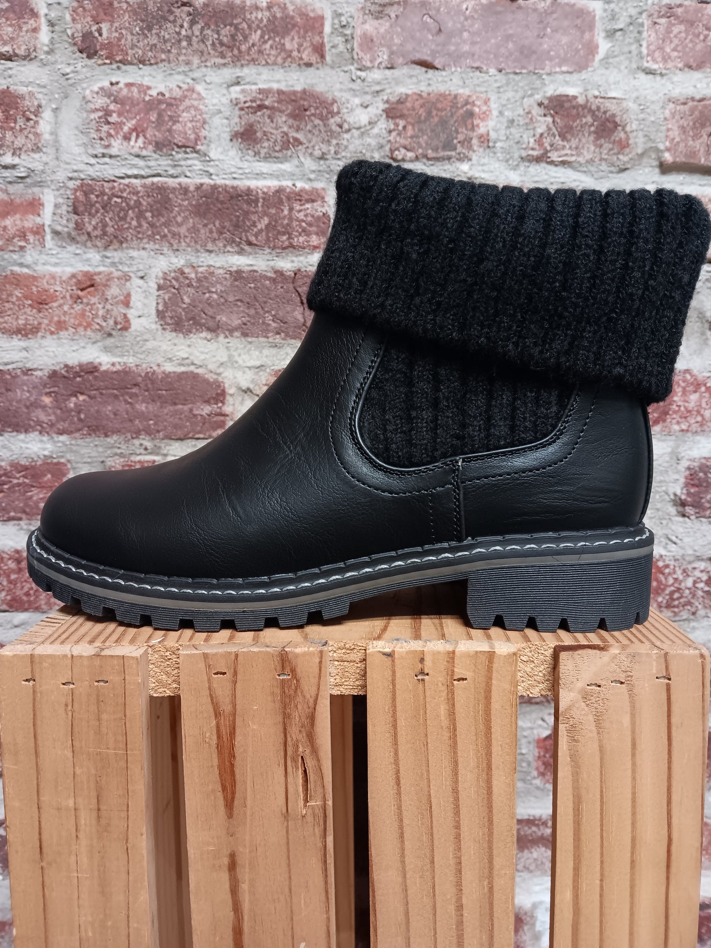 Quiver Black Boot