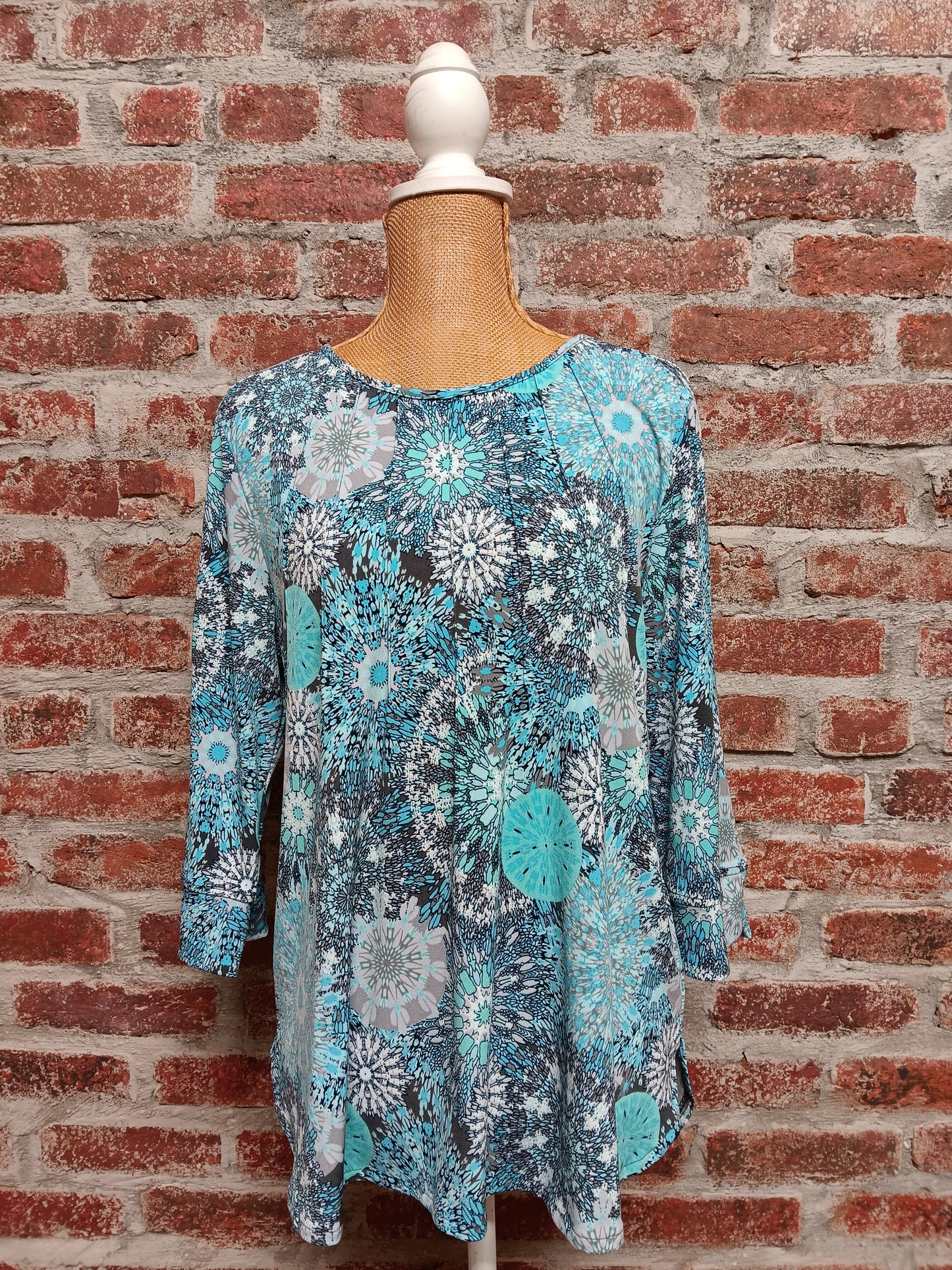 Turquoise/Gray Geometric Print 3/4 Sleeve Top With Pintuck Neckline