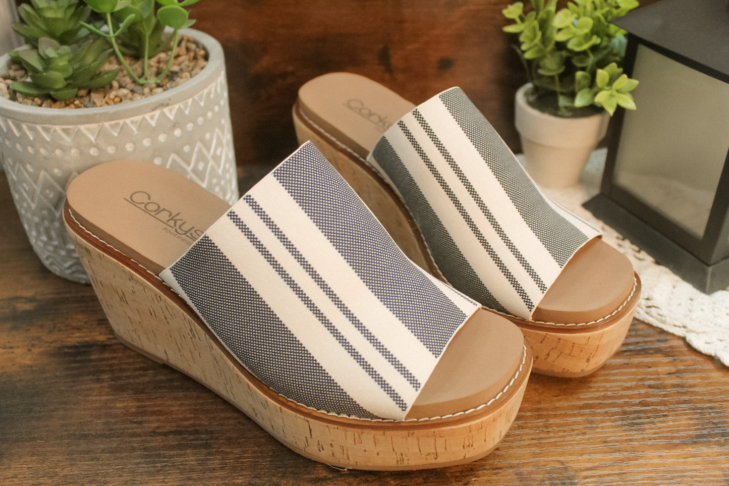 Mug Shot Black Stripe Wedge Slide