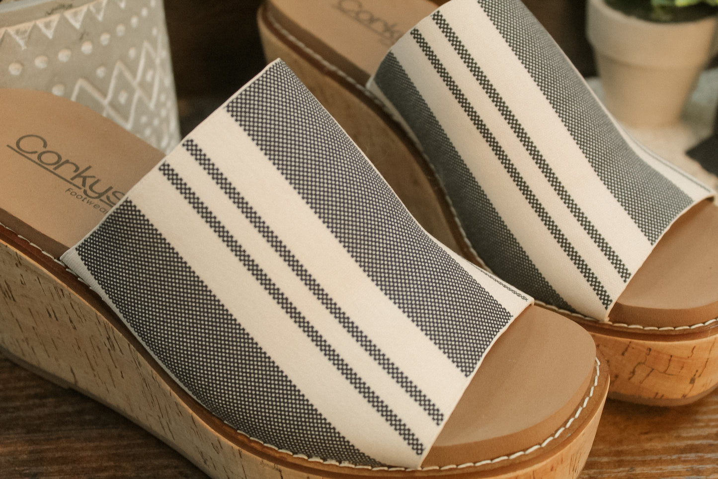 Mug Shot Black Stripe Wedge Slide